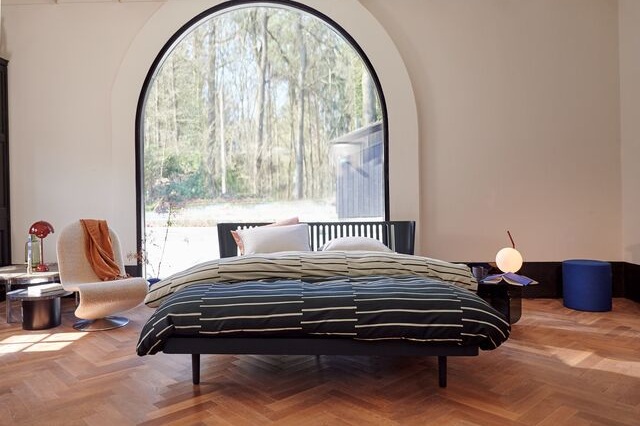 Auping Noa bed met opengewerkt hoofdbord - Midnight black Auping Noa bed met opengewerkt hoofdbord - Midnight black