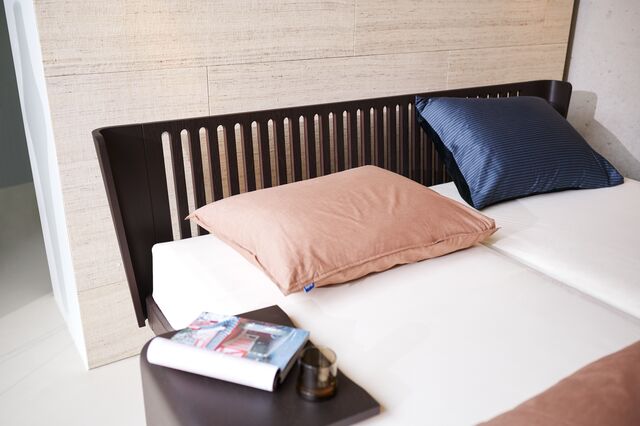 Auping Noa bed - hoofdbord opengewerkt chocolat Auping Noa bed - hoofdbord opengewerkt chocolat