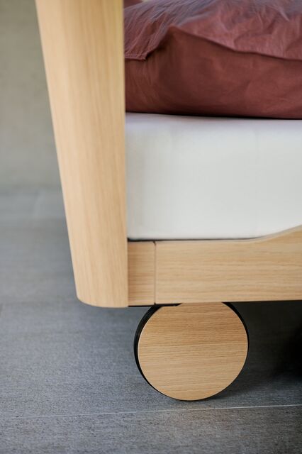 Wielen op het Auping Noa bed Wielen op het Auping Noa bed