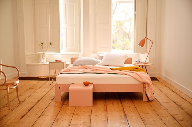 Auping Auronde bed in Blush lak met bedtafeltje Auping Auronde bed in Blush lak met bedtafeltje